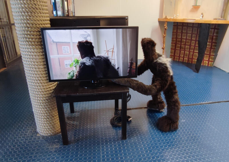 Bild från Supermarket Art Fair med videoverket Den Hårige från Kvarteret Motorn som 2:kanalig installation med den Hårige närvarande.