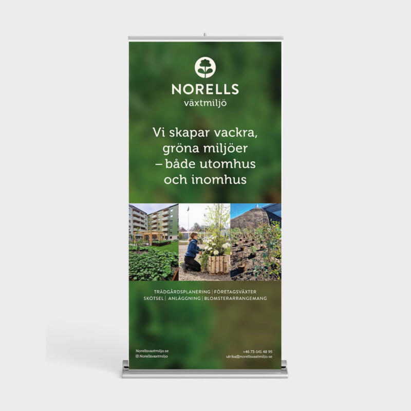 En rollup med grön bakgrund och fotografier kombinerat med vit text. 
