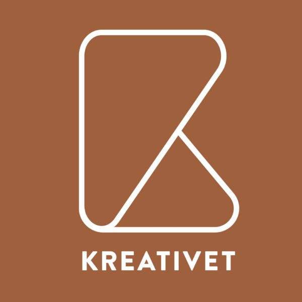 Identitetsbärande logotyp där två trekanter med mjuka hörn bildar illustration av ett K. Under symbolen står Kreativet i versaler,