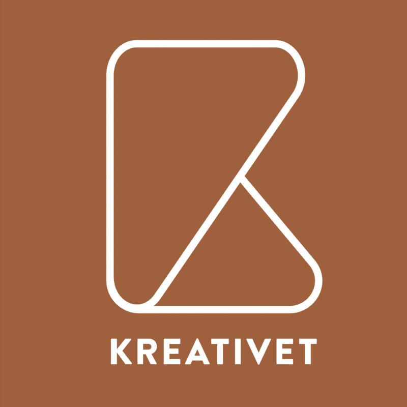 Identitetsbärande logotyp där två trekanter med mjuka hörn bildar illustration av ett K. Under symbolen står Kreativet i versaler,