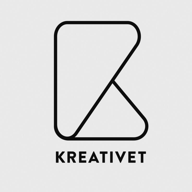 Identitetsbärande logotyp där två trekanter med mjuka hörn bildar illustration av ett K. Under symbolen står Kreativet i versaler,