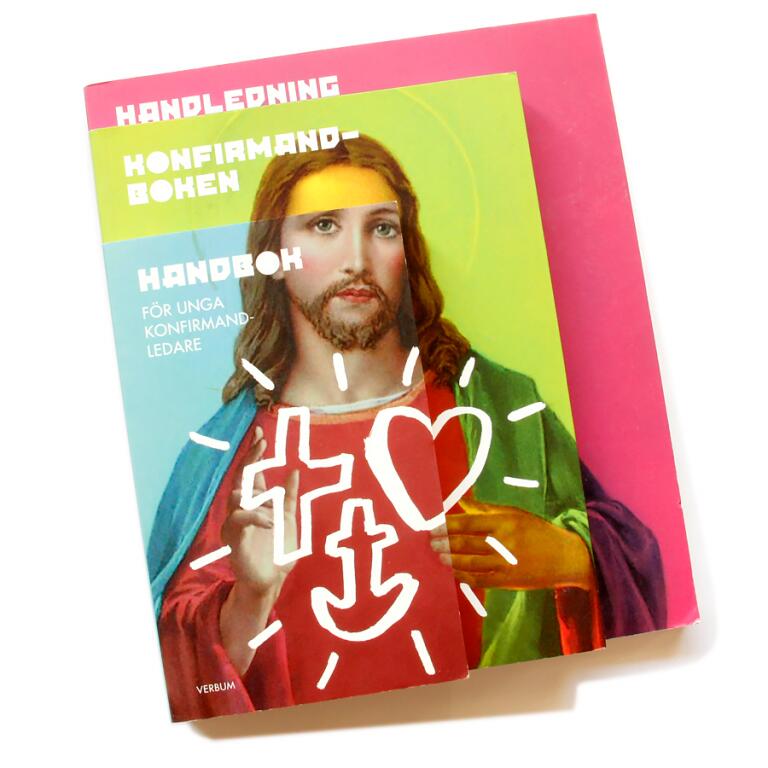 Tre böcker med »samma« bild. Jesus med olika kulörta bakgrunder. Ovanpå Jesus illustration med kors, hjärta och ankare i vitt samt hand text (lettering). Titel: Konfirmandboken.