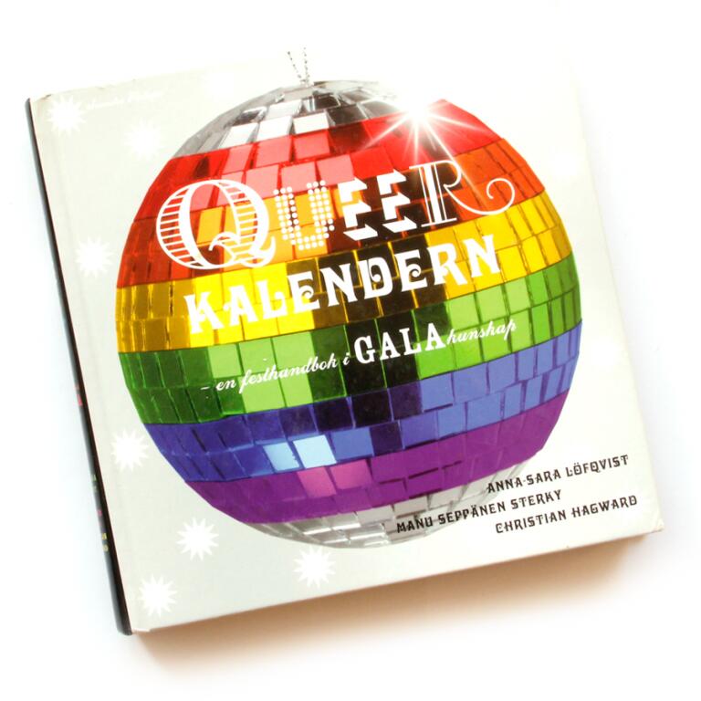 Bokomslag med foto på discokula i regnbågsflaggans färger. Titel: Queerkalendern