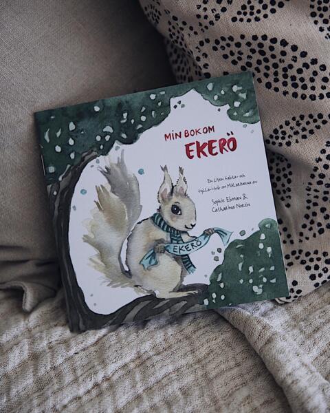En ekorre illustrerad i akvarell. Sitter på en liten gren.