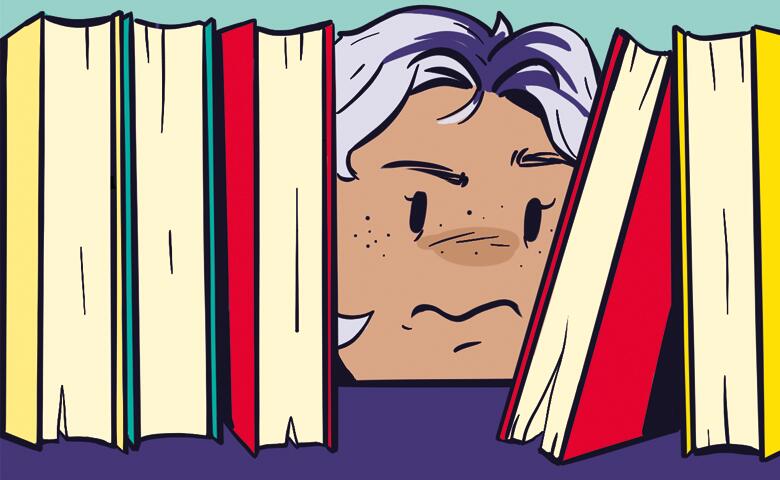 Person som tittar fram mellan några böcker i bokhylla på bibliotek.