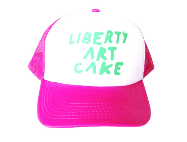 Keps med valspråket LIBERTY, ART & CAKE under Supervalåret 2024.