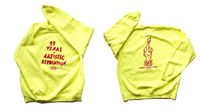 Gul sweatshirt med text.