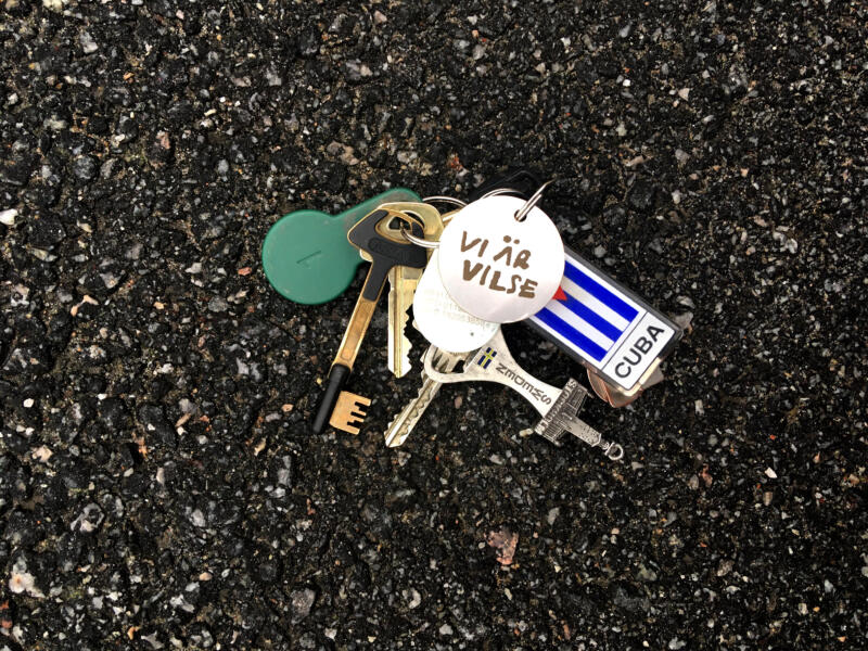 Borttappade nycklar som ligger på golvet. Upphittad, förlorat, we are lost, Vi är vilse.