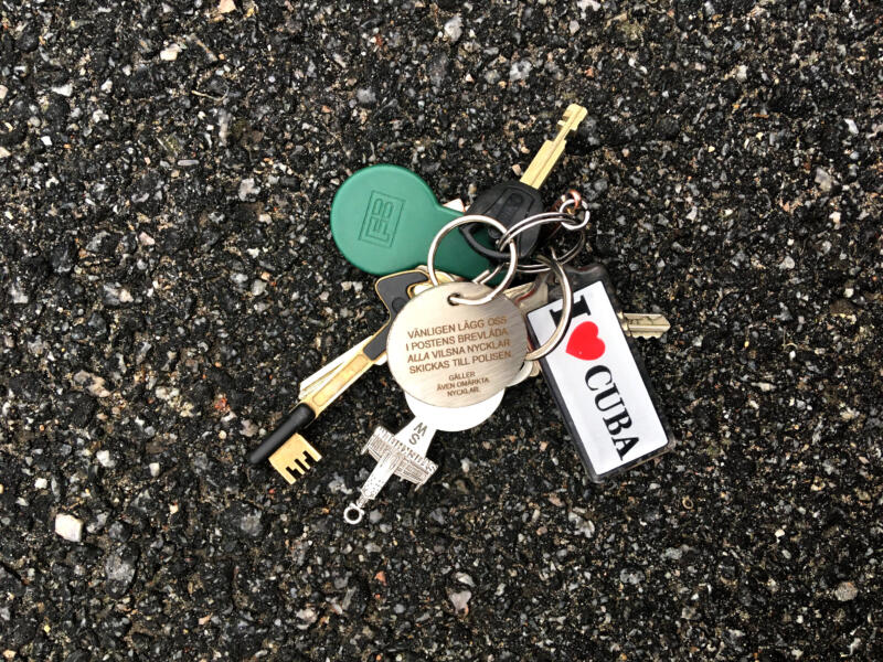 Borttappade nycklar som ligger på golvet. Upphittad, förlorat, we are lost, Vi är vilse.