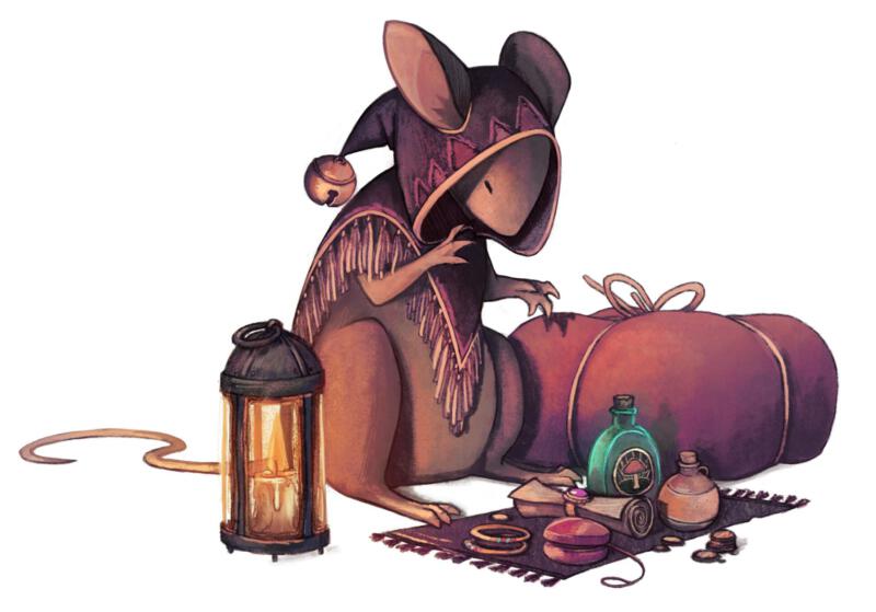 Fantasyillustration av en mystisk kanske magisk mus i lila luva med en bjällra på. Musen har en tänd ljuslykta och en liten matta full av småsaker som smycken, trolldrycker, en jojo och en skattkarta. Digital målning i handtecknad stil.