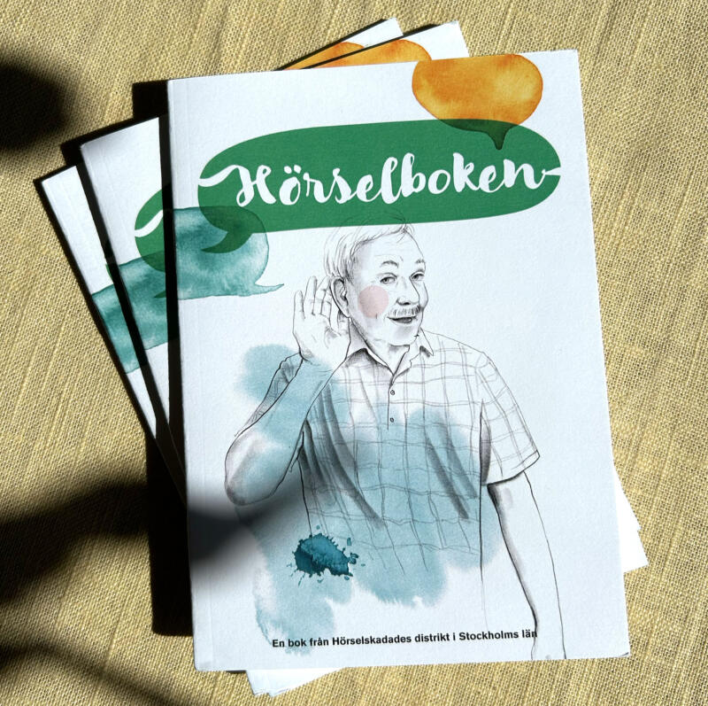 omslag illustration till Hörselboken. Illustrationen föreställer en man som lyssnar med handen bakom örat. Illustrationen är i färgerna blå och grön och blyerts