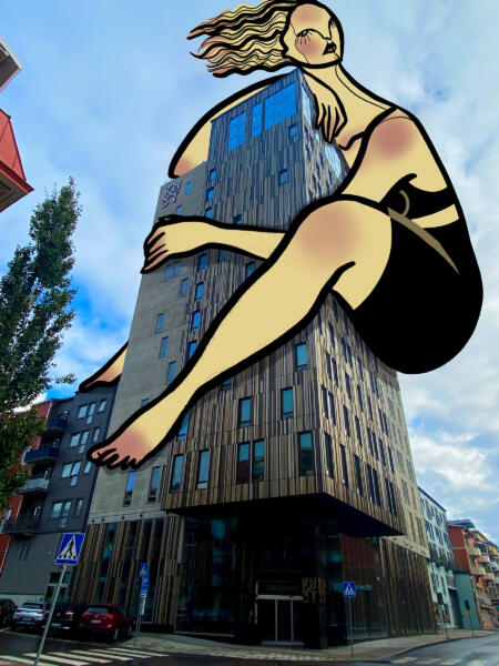 Digital färgillustration av en kvinna som håller om/klättrar på en hög modern byggnad. Bakgrunden är ett fotografi.