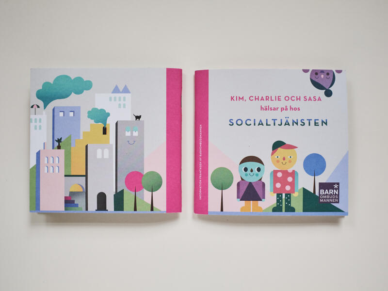 Omslagsbild till "Kim, Charlie och Sassa hälsar på hos Socialtjänsten". Motiv: barn, stad, träd, typografi, himmel. En färgstark bild