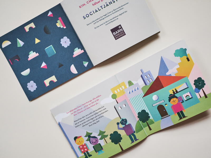 Uppslag från broschyren Kim Charlie och Sassa hälsar på hos socialtjänsten. Motiv: stad, människor, vuxna och barn, miljö, himmel, figur. boklayout, grafiska illustrationer, färgstarkt, lekfullt, mönster