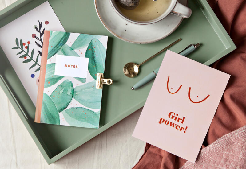 Vykort och anteckningsböcker med olika motiv så som typografi, blommor och växter, rävar, mönster, akvarell, tuttar, bröst, Girl power. Färgstarkt med grafisk känsla.