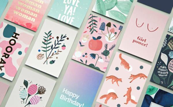 Vykort med olika motiv så som typografi, blommor och växter, rävar, mönster, akvarell, tuttar, bröst, Girl power. Färgstarkt med grafisk känsla.