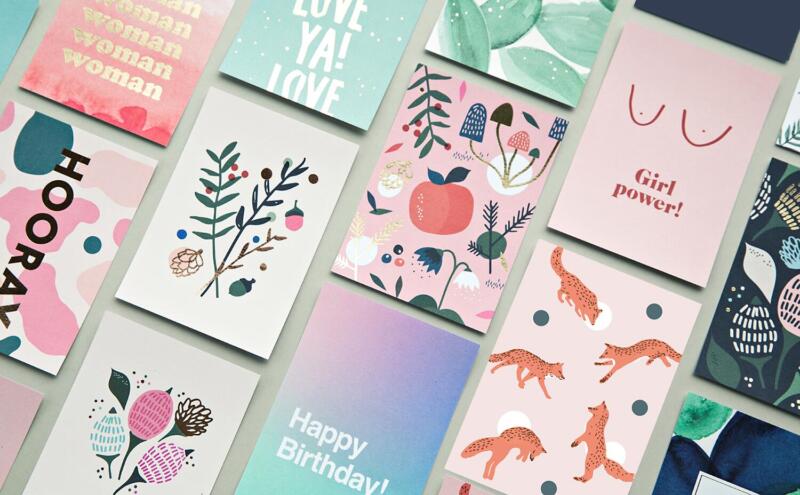Vykort med olika motiv så som typografi, blommor och växter, rävar, mönster, akvarell, tuttar, bröst, Girl power. Färgstarkt med grafisk känsla.
