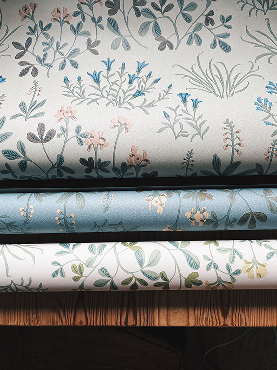 Noras äng, ett tapetmönster för Boråstapeter med rödlistade svenska ängsblommo