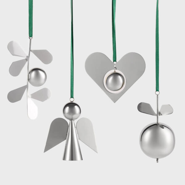 Fotografi av jul ornament dekorationer i krom. Mistel ängel hjärta äpple. Christmas tree ornament Mistletoe, angel, heart, apple.