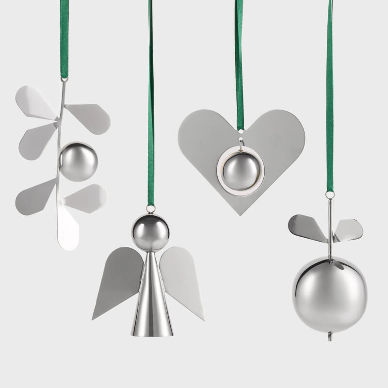 Fotografi av jul ornament dekorationer i krom. Mistel ängel hjärta äpple. Christmas tree ornament Mistletoe, angel, heart, apple.