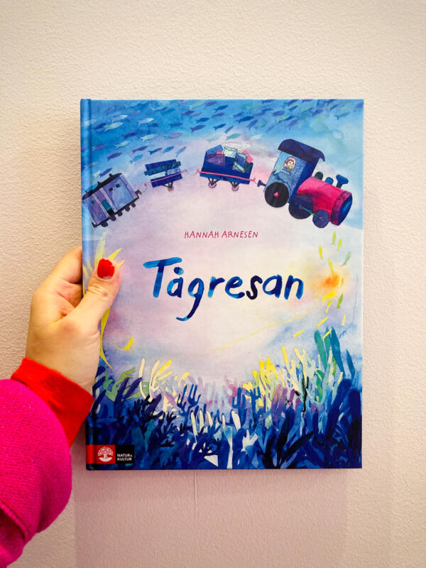Ett bokomslag till bilderboken Tågresan. En barnbok för barn mellan 3-6 år. Omslag med tåg