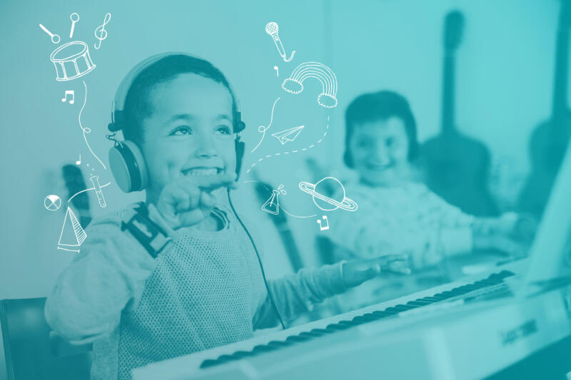 Linjeteckning i lekfull stil på ett foto av ett barn som spelar piano med hörlurar. Line art har motiv av en trumma, musik, provrör, regnbåge, planet och mikrofon bland annat.
