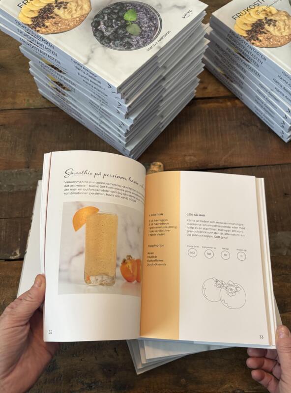 Uppslag ur kokboken Frukostfantasten som föreställer ett recept för persimon smoothie 