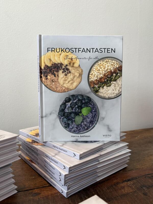 Omslagsbild av kokboken Frukostfantasten föreställande tre smoothiebowls 