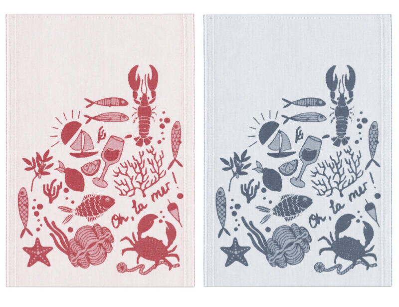 Produktbild. En röd och en blå vävd kökshandduk med maritima illustrationer - fiskar, krabbor, mussla, hummer, segelbåt, tång, sol, vinglas, korall, flöte och citron samt texten Oh, la mer! 