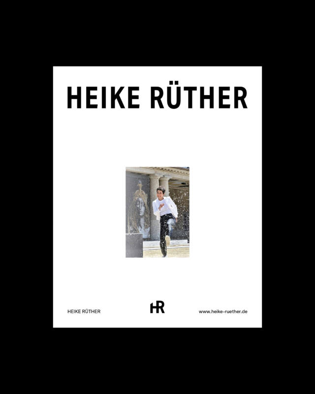 Typografisk layout digitalt med Heike Rüther på svart bakgrund