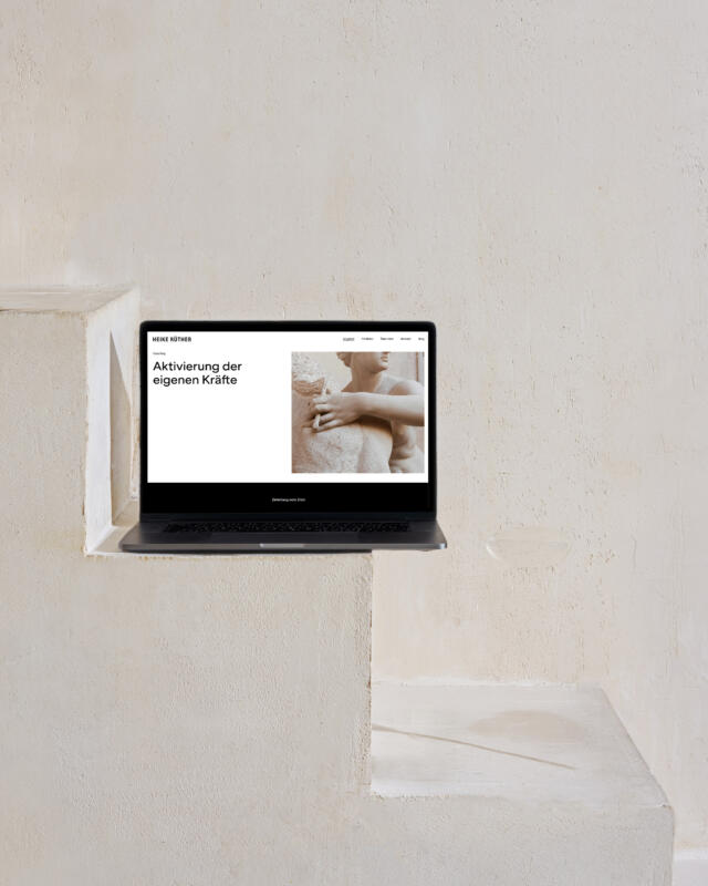 Laptop som visar Heike Rüthers webbplats på sandfärgad trappa