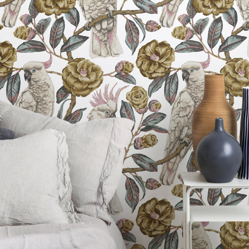 Mönstret Cockatoo Paradise, här licensierat för tapet av Photowall.se, är ett elegant handtecknat mönster med kakaduor, kameliablommor och blad. Färgskalan är nedtonad och harmonisk med inslag av rosa, grågrönt, turkos och cognac.