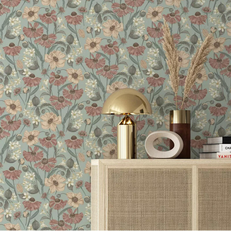 Ett blommigt mönster i softa harmoniska färger på gråblå botten föreställande höstanemon, solbrud och rosenprakttry. Inredningsbild där mönstret visas som tapet av företaget Photowall.se