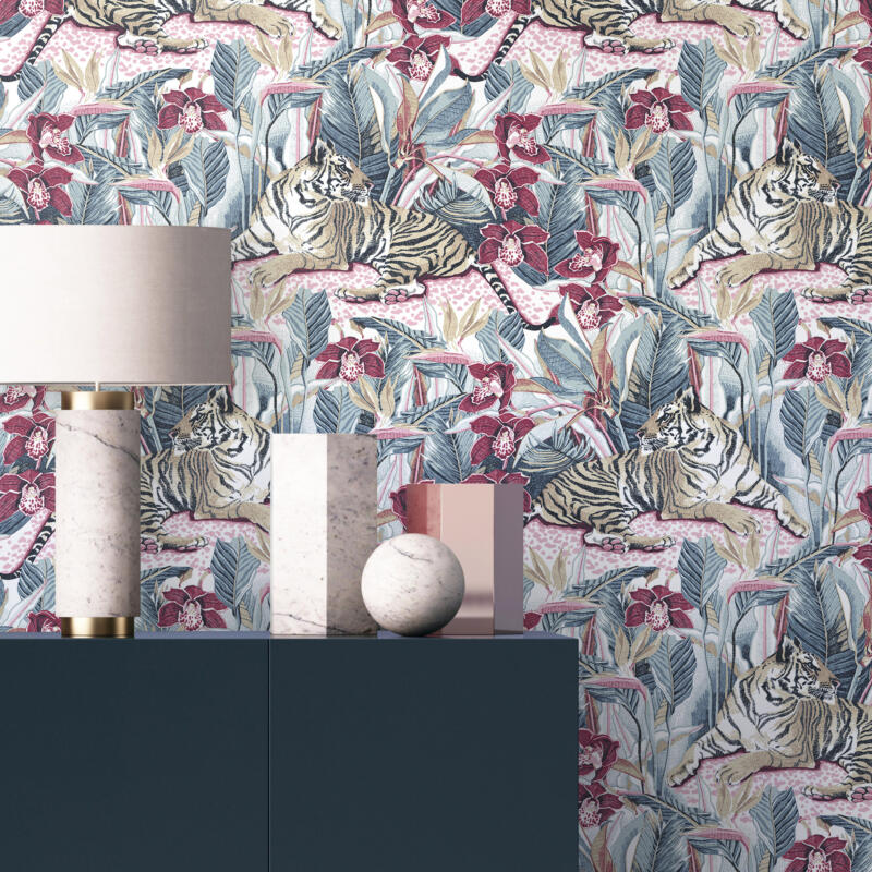 Interiör med sidobord, lampa och dekorationer. Väggen är klädd med ett intrikat mönster av en vilande tiger omgiven av orkidéer, paradisblomma, och palmblad. Livliga färger i denimblått, vinrött, rosa och beige.
