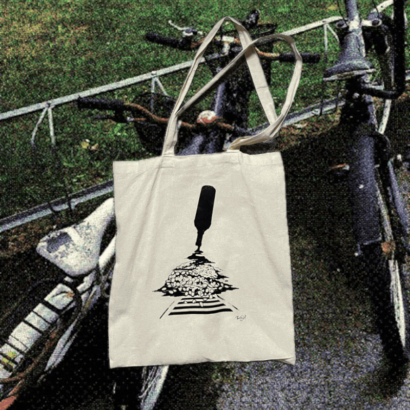 En GIF som visar tryckdesignen på en merch totebag/tygväska med skiftande bakgrundsbilder.