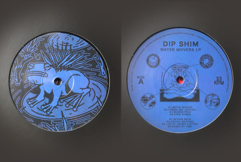 Närbild av vinylskivan som visar de illustrerade etiketterna på båda sidor.