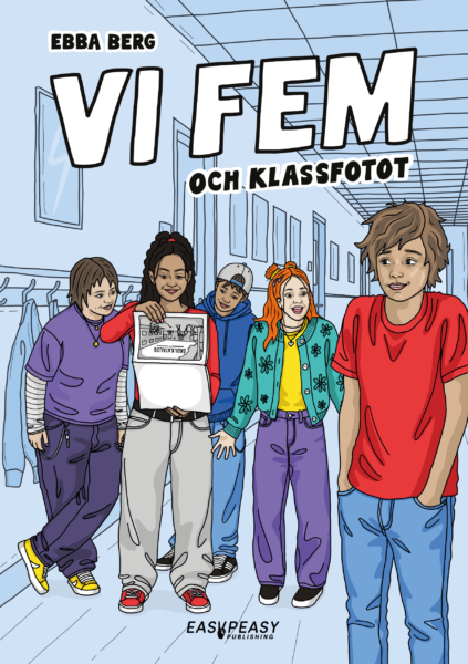 Omslag till boken Vi fem och klassfotot för barn i mellanstadieåldern. Bilden förestället 5 personer i en korridor i en skola varav 4 av dem tittar i en skolkatalog. Den femte personen står i förgrunden och ser lite nervös ut.