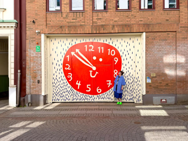 mural red big clock city
