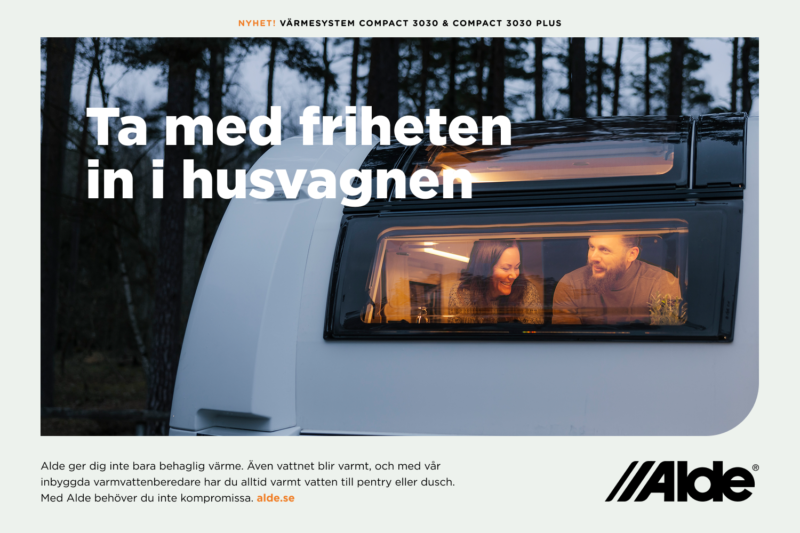 Annons för Alde med husvagn i skogsmiljö och budskapet ”Ta med friheten in i husvagnen”.