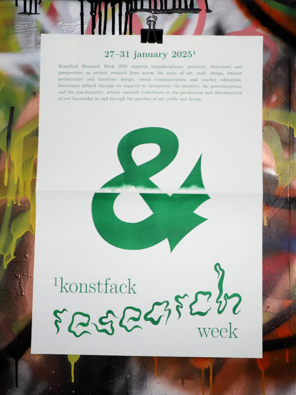 Vit affisch med grön tryck. En stor “&” tecken, eventets titel och en beskrivning.