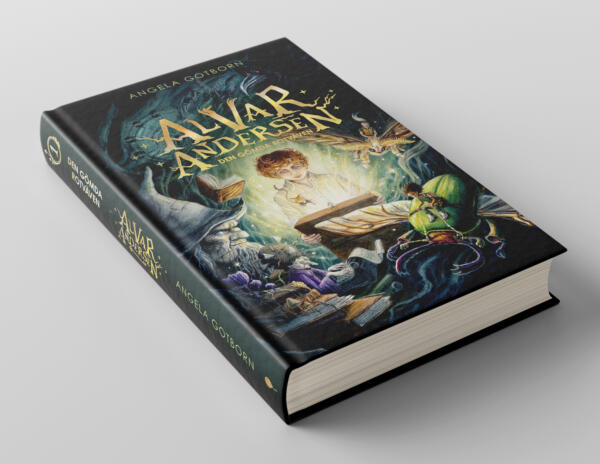 Bokomslag, illustration i akvarell och grafisk design. Första boken i fantasyserien om Alvar Andersen skriven av Angela Gotborn. Pojke öppnar magisk kista, trollkarl och magiska varelser samt stora flygande insekter.
