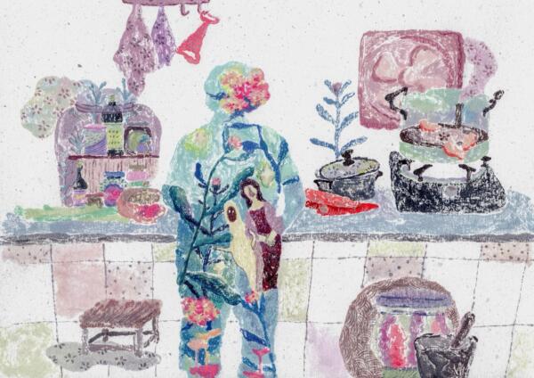 Konceptuell och drömlik illustration i blandteknik som föreställer en kvinnlig figur i ett kök, omgiven av köksredskap, växter och mönster. Tema kring osynligt arbete, minne och identitet.