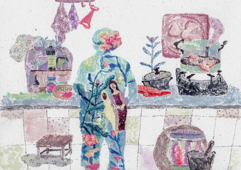 Konceptuell och drömlik illustration i blandteknik som föreställer en kvinnlig figur i ett kök, omgiven av köksredskap, växter och mönster. Tema kring osynligt arbete, minne och identitet.