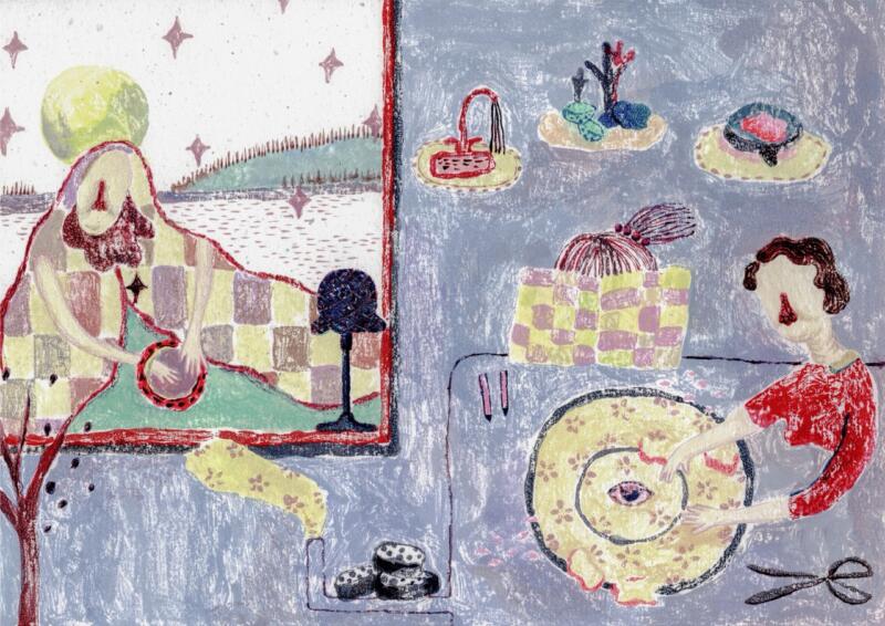 Surrealistisk illustration i mjuk pastell och blandteknik som visar figurer vid ett bord och fönster, sysselsatta med sömnad, handarbete och hushållsarbete. Tema om osynligt arbete och hemmets sfär.